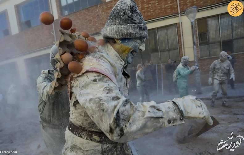 (ویدئو) جشنوارهای عجیب با پرتاب ۱۰ هزار تخم مرغ و ۶۰۰ کیلو آرد